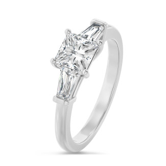 3.00 克拉白金三钻戒指，镶嵌公主方培育钻石和梯形培育钻石