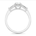3.00 克拉白金三钻戒指，镶嵌椭圆形培育钻石和梯形培育钻石